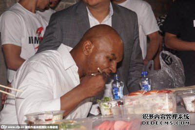 猛虎扑食!泰森片场吃盒饭 熟练执筷狼吞虎咽