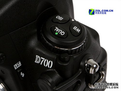 ῵D700 